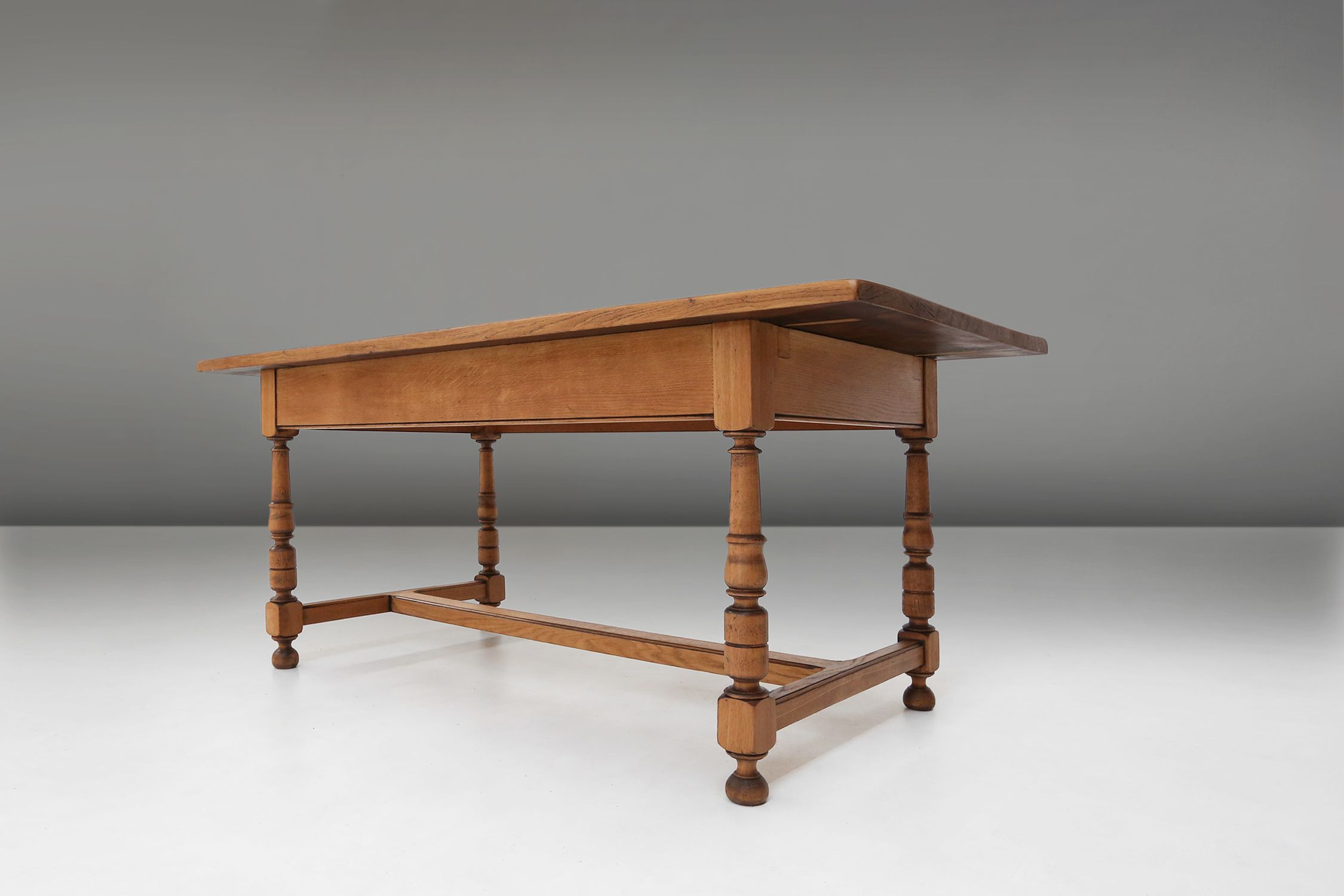 20th century Belgian oak dining tablethumbnail